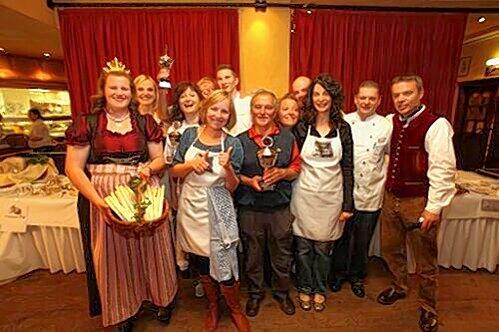 Die Teams mit Spargelkönigin Birgit II. (li.) sowie Gastgeber Gregor Lemke (re.) und Röslein-Küchenchef Hubert Maul (2. v. re.).