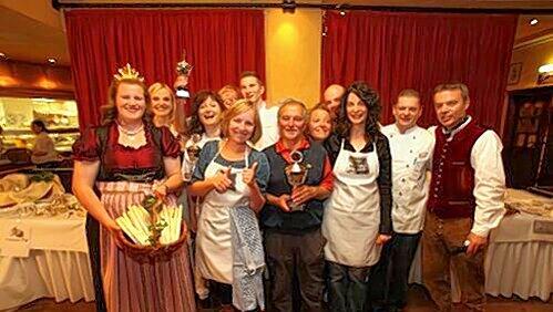Die Teams mit Spargelkönigin Birgit II. (li.) sowie Gastgeber Gregor Lemke (re.) und Röslein-Küchenchef Hubert Maul (2. v. re.). Die Teams mit Spargelkönigin Birgit II. (li.) sowie Gastgeber Gregor Lemke (re.) und Röslein-Küchenchef Hubert Maul (2. v. re.).