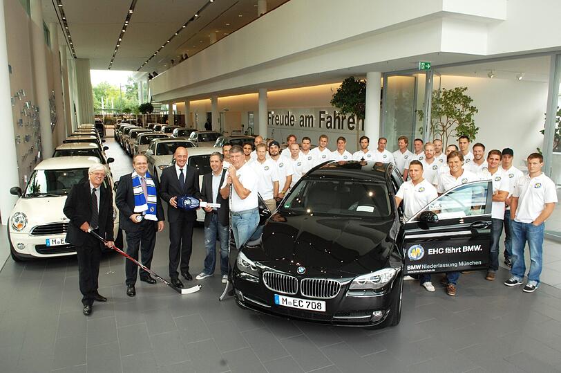 Die Übergabe der neuen Dienstfahrzeuge: Trainer Pat Cortina und die EHCler fahren nun BMW.