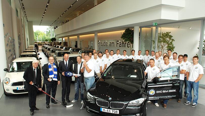 Die Übergabe der neuen Dienstfahrzeuge: Trainer Pat Cortina und die EHCler fahren nun BMW. Die Übergabe der neuen Dienstfahrzeuge: Trainer Pat Cortina und die EHCler fahren nun BMW.