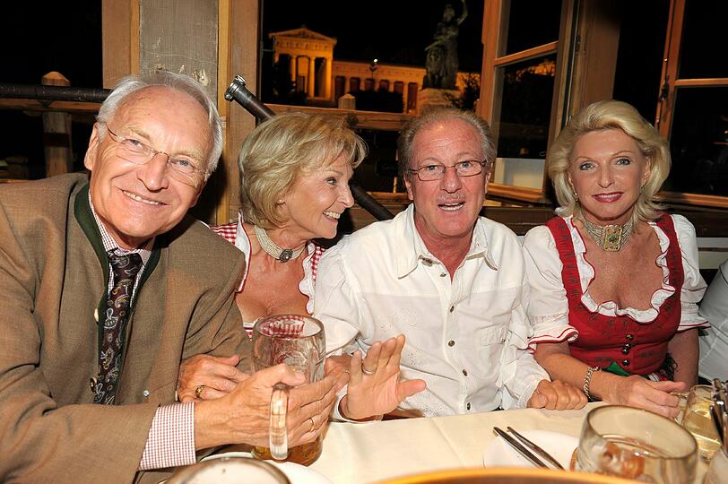 Am Mittwoch wird Ex-Ministerpräsident Edmund Stoiber 70. Macht ja nix, er feiert trotzdem schon mal montags - mit Ehefrau Karin, Linde-Vorstandsvorsitzenden Wolfgang Reitzle und Unternehmerin Maria-Elisabeth Schaeffler.