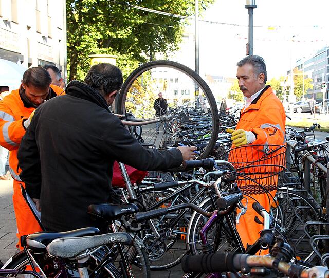 Schon 2011 hatten die Mitarbeiter der Stadt bei der Entsorgung der Schrott-Radl im Stadtgebiet jede Menge zu tun - die Bilder aus dem letzten Jahr.