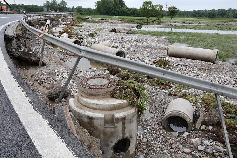 Schwere Hochwasser-Schäden an der A8. Die Bilder zum Durchklicken.
