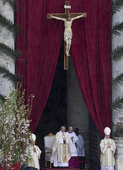 Papst Franziskus feiert mit Tausenden Pilgern die traditionelle Ostermesse auf dem Petersplatz in Rom