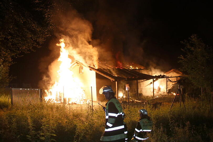 Feuerwerklager in Altötting abegbrannt: Die Bilder vom Feuerwehreinsatz.