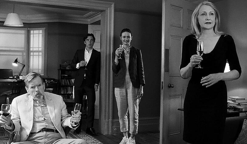 Bill (Timothy Spall, links) bringt mit einem Geständnis die Gesellschaft in Aufruhr. Tom (Cillian Murphy), Jinny (Emily Mortimer, zweite von rechts) und April (Patricia Clarkson) haben aber auch ihre eigenen Probleme.
