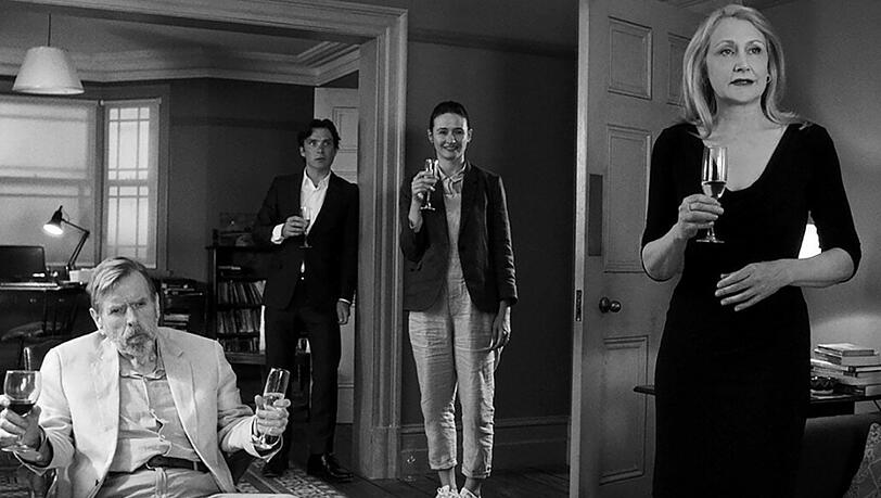 Bill (Timothy Spall, links) bringt mit einem Geständnis die Gesellschaft in Aufruhr. Tom (Cillian Murphy), Jinny (Emily Mortimer, zweite von rechts) und April (Patricia Clarkson) haben aber auch ihre eigenen Probleme.