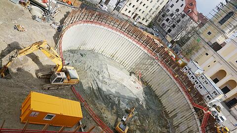 Hat was von Stierkampfarena: Das kreisrunde Loch für die Tiefgarage am Josephsplatz ist fertig.