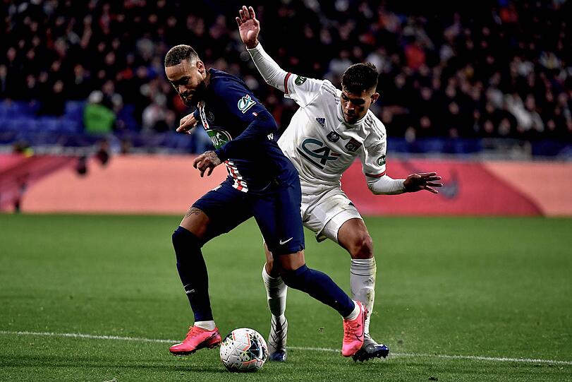 Nach dem Saisonabbruch in Frankreich steht Paris mit Neymar (l.) als Meister fest, Lyon will klagen.