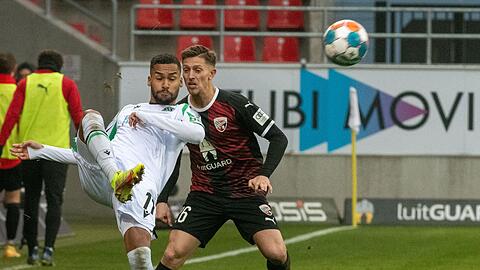 Ingolstadts Jan-Hendrik Marx (r) und Hannovers Linton Maina kämpfen um den Ball.