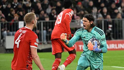 Yann Sommer (r) feiert Matthijs de Ligt für dessen Rettungstat.
