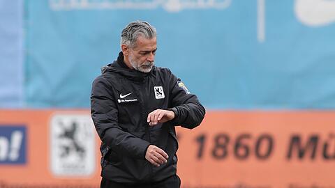 Schiri, pfeif ab: 1860-Trainer Maurizio Jacobacci mit Blick auf die Uhr.