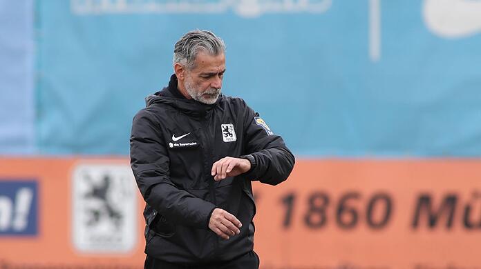 Schiri, pfeif ab: 1860-Trainer Maurizio Jacobacci mit Blick auf die Uhr.