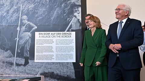 Bundespräsident Steinmeier und seine Frau besichtigen den Neubau des Deutsch-Deutschen Museums in Mödlareuth.