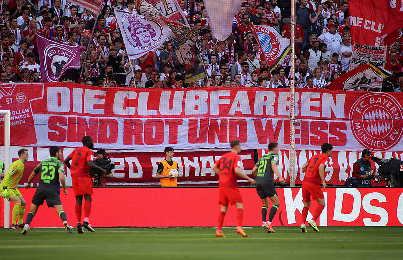 Eindeutige Botschaft: Die S&uuml;dkurve fordert rot-wei&szlig;e Trikots.