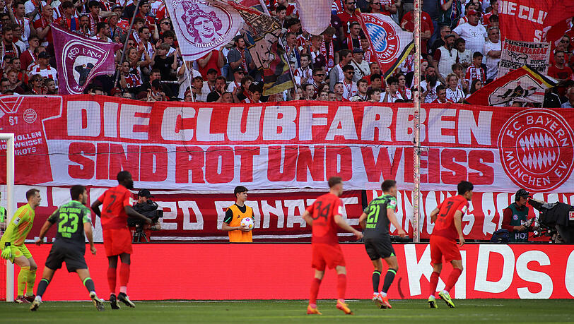 Eindeutige Botschaft: Die Südkurve fordert rot-weiße Trikots. Eindeutige Botschaft: Die Südkurve fordert rot-weiße Trikots.