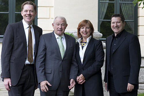 Neuer Job: Ministerpräsident a.D. Günther Beckstein mit den Gesellschaftern der Münchner Unternehmensberatung Siegestor (v.li.) Thomas Wiendl, Ursula Wagner und Matthias Fischer.