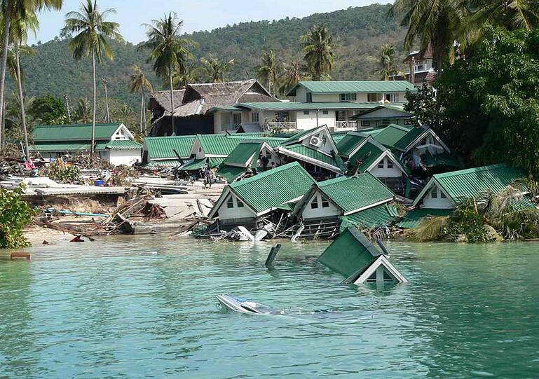 Die ausgelösten Flutwellen (Tsunami) verursachten verheerende Schäden in Küstenregionen am Golf von Bengalen, der Andamanensee und Südasien. Auch in Ostafrika kamen Menschen ums Leben. (hier Ko Phi Phi)