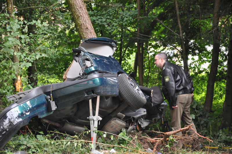 Der Unfallwagen zerschellte an einem Baum - der Fahrer verstarb an der Unfallstelle.