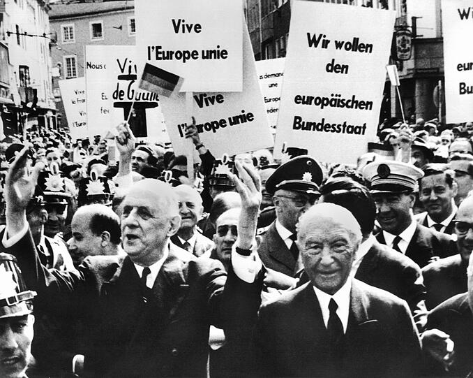 Ein historischer Besuch: Frankreichs Staatspräsident Charles de Gaulle (l.) und Konrad Adenauer stehen am 5. September 1962
vor dem Bonner Rathaus und werden von den Bürgern bejubelt.