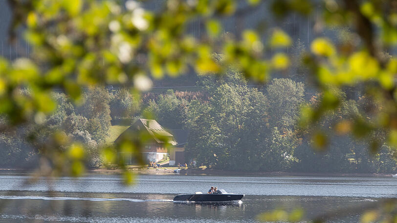 Die Bl&auml;tter werden langsam heller, die Sonne gibt nochmal alles - das ist das Wetter im Herbst, das im Volksmund "Altweibersommer" genannt wird.