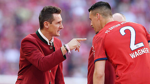 12. Mai 2018: Der FC Bayern feiert seine 28. deutsche Meisterschaft. Ex-Bayern-Profi Miroslav Klose mit Sandro Wagner (rechts).