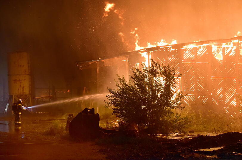 Mehrere Lagerhallen brannten beinahe vollkommen ab - die Feuerwehr war die ganze Nacht im Einsatz. Die Bilder.