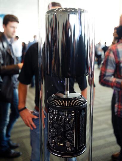 Die neueste Generation des Mac Pro als Desktop-Rechner mit Tunderbolt-2-Schnittstelle. Für Rechenpower sorgen ein Xeon-E5-Prozessor von Intel und zwei FirePro-Grafikkarten von AMD.