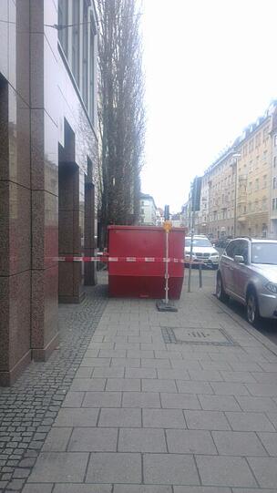 Das Loch wurde mittlerweile sicherheitshalber mit einem Container abgeschirmt.