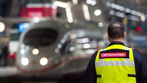 Ein DB-Sicherheitsmitarbeiter steht bei der Einfahrt eines ICEs auf dem Bahnsteig des Flughafens Frankfurt. Foto: Andreas Arnold