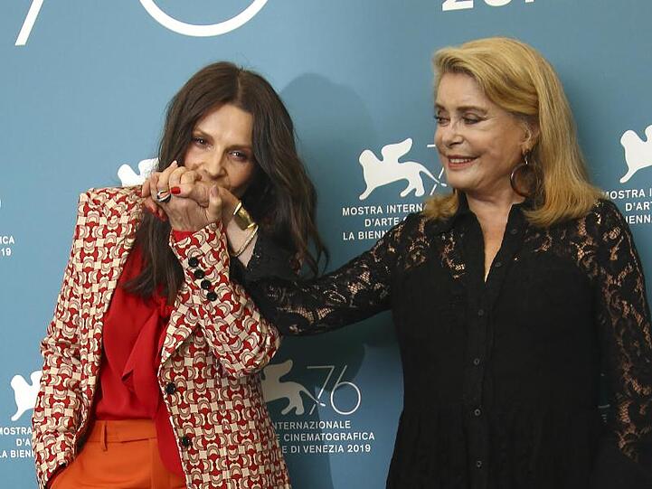 Juliette Binoche (l) und Catherine Deneuve stellen ihren Film "La vérité" (Die Wahrheit) in Venedig vor.