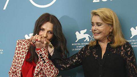 Juliette Binoche (l) und Catherine Deneuve stellen ihren Film "La vérité" (Die Wahrheit) in Venedig vor.