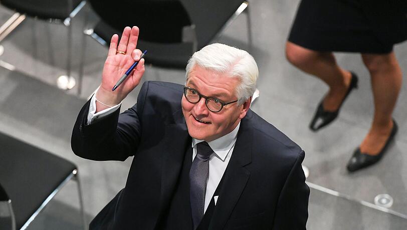 Frank-Walter Steinmeier verlässt den Plenarsaal im Reichstag.
