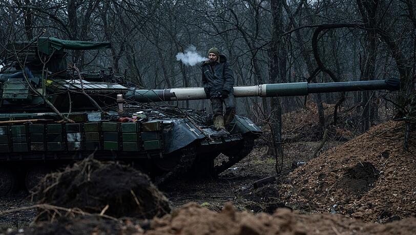 Ein ukrainischer Soldat in Bachmut.