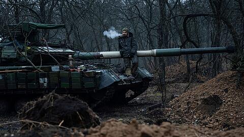Ein ukrainischer Soldat in Bachmut.