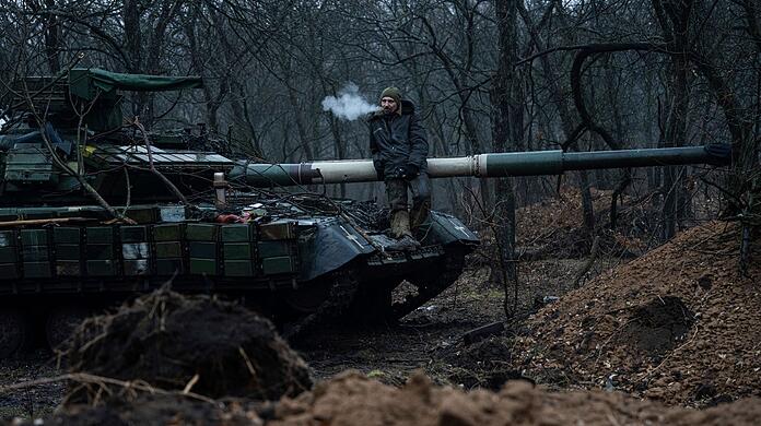 Ein ukrainischer Soldat in Bachmut.