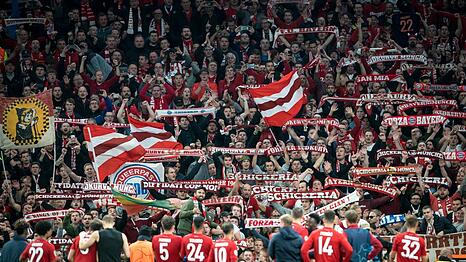 FC-Bayern-Spieler feiern mit Fans der "Schickeria" nach dem Schlusspfiff in London am 1. Oktober 2019.