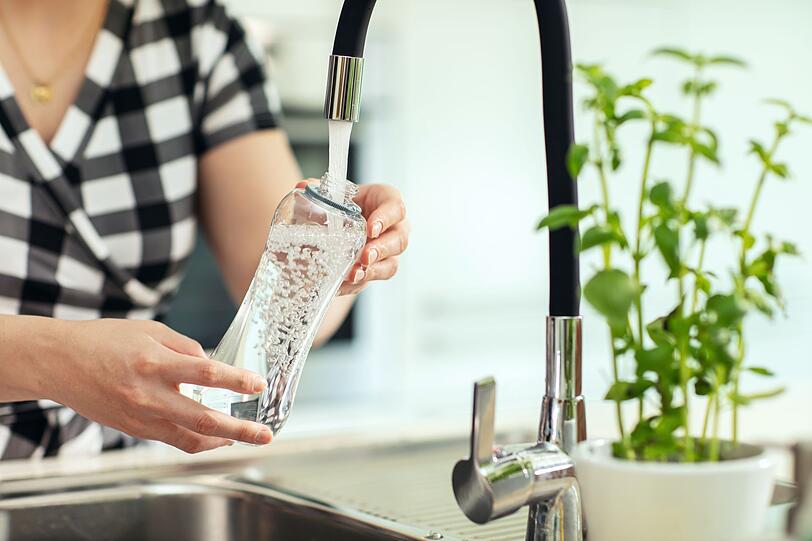 Nur weil auf Plastikflaschen Pfand ist, heißt das nicht, dass sie umweltfreundlich wären. Tipp für zu Hause: Kästen mit Glasflaschen schleppen oder das hierzulande hervorragende Leitungswasser mit einem Sprudelspender aufpeppen! Für unterwegs: Die eigene Trinkflasche mitnehmen - das ist auch günstiger als die 0,5-Liter-Wasser-Plastikflasche von Vio, Volvic, Evian und Co. am Hauptbahnhof für 2,50 Euro ... Nur weil auf Plastikflaschen Pfand ist, heißt das nicht, dass sie umweltfreundlich wären. Tipp für zu Hause: Kästen mit Glasflaschen schleppen oder das hierzulande hervorragende Leitungswasser mit einem Sprudelspender aufpeppen! Für unterwegs: Die eigene Trinkflasche mitnehmen - das ist auch günstiger als die 0,5-Liter-Wasser-Plastikflasche von Vio, Volvic, Evian und Co. am Hauptbahnhof für 2,50 Euro ...