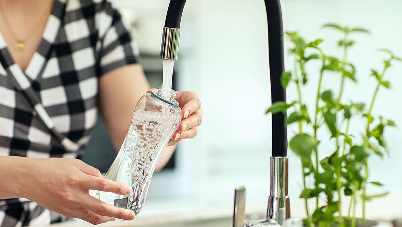 Leitungswasser sollte man nicht trinken, wenn es zuvor mehrere Stunden in der Leitung stand. Leitungswasser sollte man nicht trinken, wenn es zuvor mehrere Stunden in der Leitung stand.