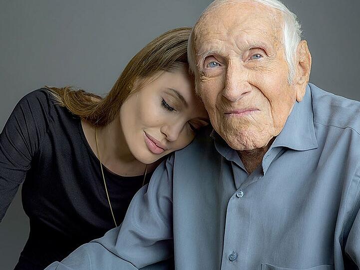 Angelina Jolie an der Schulter von Kriegsheld Louis Zamperini