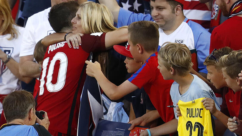 Doppeltorschütze Christian Pulisic lässt sich von den Fans feiern.
