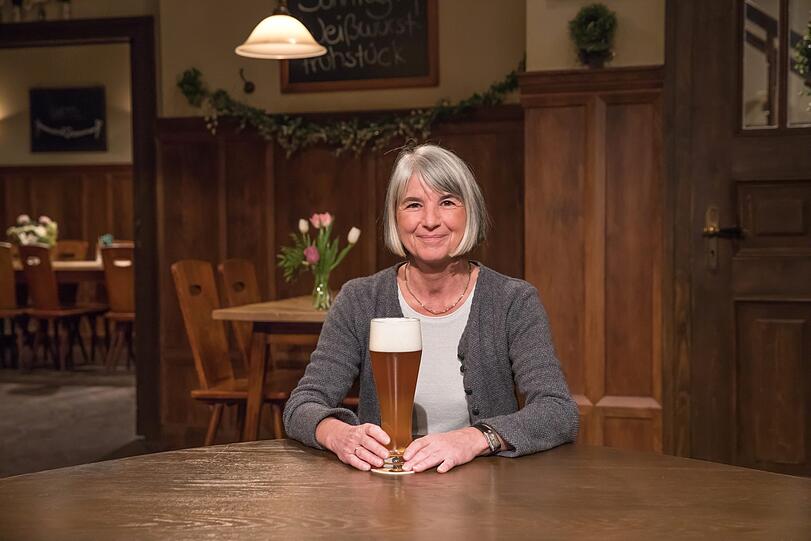 Ab sofort gibt&rsquo;s für Monika Well kein Weißbier mehr im Brunnerwirt von Lansing.