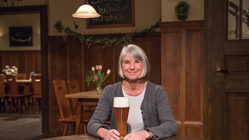 Ab sofort gibt’s für Monika Well kein Weißbier mehr im Brunnerwirt von Lansing. Ab sofort gibt’s für Monika Well kein Weißbier mehr im Brunnerwirt von Lansing.