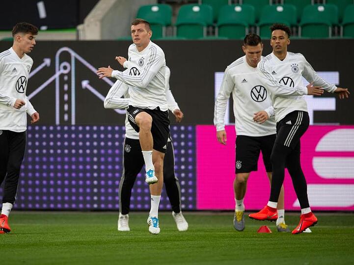 Toni Kroos von Real Madrid, Niklas Süle vom FC Bayern München und Thilo Kehrer von Paris Saint Germain beim Aufwärmen.