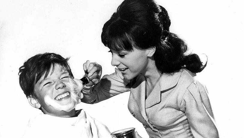 Mit den "Lausbubengeschichten" an der Seite von Hansi Kraus (1964) ist Weis' Karriere gestartet. Mit den "Lausbubengeschichten" an der Seite von Hansi Kraus (1964) ist Weis' Karriere gestartet.