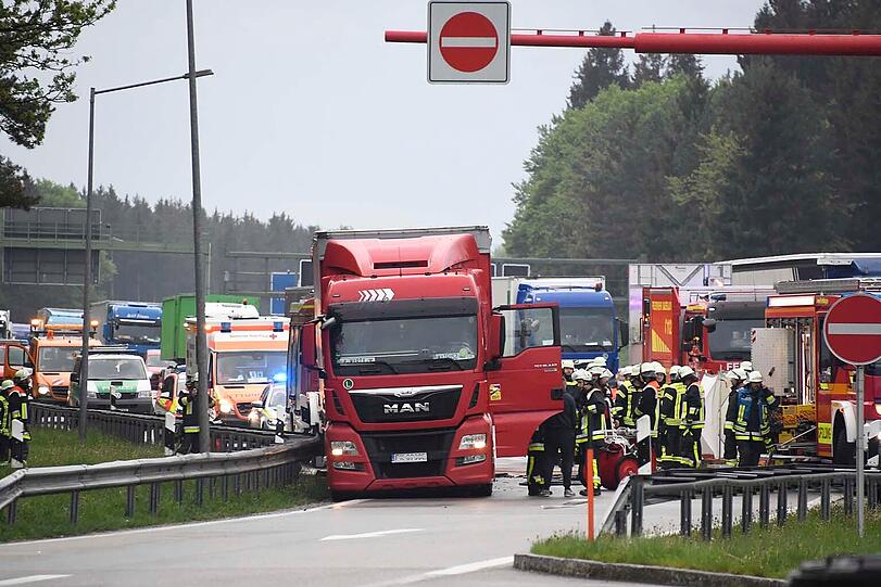 Bei einem Auffahrunfall auf der A8 bei Brunnthal ist am Freitagmorgen ein Mann ums Leben gekommen.