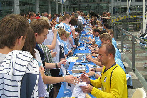 In vorderster Front: Torwart Gabor Kiraly beim Autogrammeschreiben.