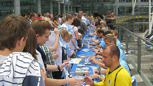 In vorderster Front: Torwart Gabor Kiraly beim Autogrammeschreiben. In vorderster Front: Torwart Gabor Kiraly beim Autogrammeschreiben.
