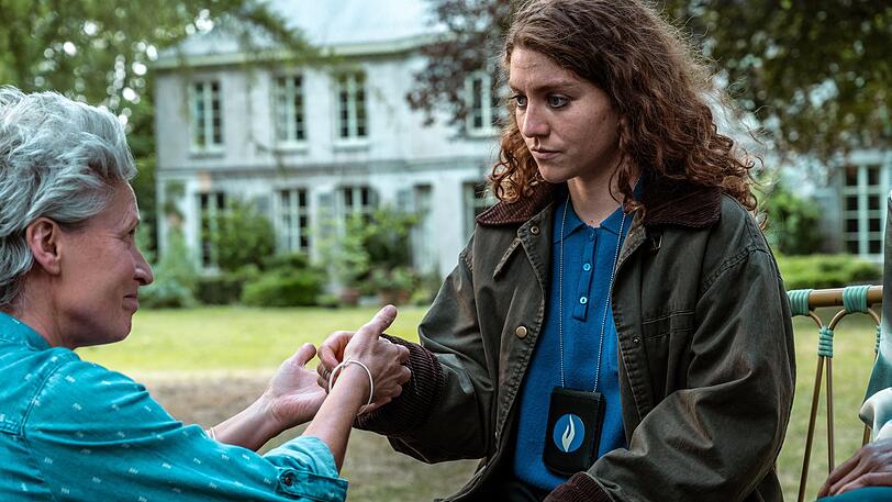 Die Heilpraktikerin Gerrie Reinhardt (Simone Milsdochter, links) versucht, Juliet Dumon (Charlotte De Bruyne) von ihren Methoden zu überzeugen. Die Heilpraktikerin Gerrie Reinhardt (Simone Milsdochter, links) versucht, Juliet Dumon (Charlotte De Bruyne) von ihren Methoden zu überzeugen.