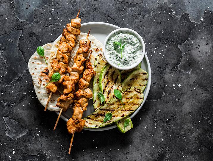 Tsatsiki ist als klassische Vorspeise Hauptbestandteil der Mezedes, aber auch als Beilage zahlreicher griechischer Gerichte zu finden, wie zum Beispiel zu Gyros oder Souvláki. Souvláki sind gegrillte Fleischspieße aus eingelegtem Schweinefleisch, manchmal auch aus Lamm- oder Hähnchenfleisch. Traditionell wird das Gericht in Athen "Kalamaki" genannt und auf der Straße im Pita-Brot verkauft. Tsatsiki ist als klassische Vorspeise Hauptbestandteil der Mezedes, aber auch als Beilage zahlreicher griechischer Gerichte zu finden, wie zum Beispiel zu Gyros oder Souvláki. Souvláki sind gegrillte Fleischspieße aus eingelegtem Schweinefleisch, manchmal auch aus Lamm- oder Hähnchenfleisch. Traditionell wird das Gericht in Athen "Kalamaki" genannt und auf der Straße im Pita-Brot verkauft.